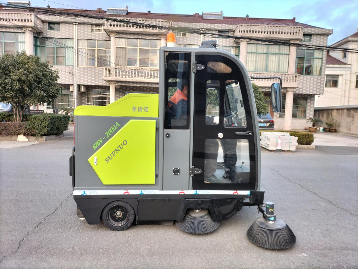 东方龙马清扫车